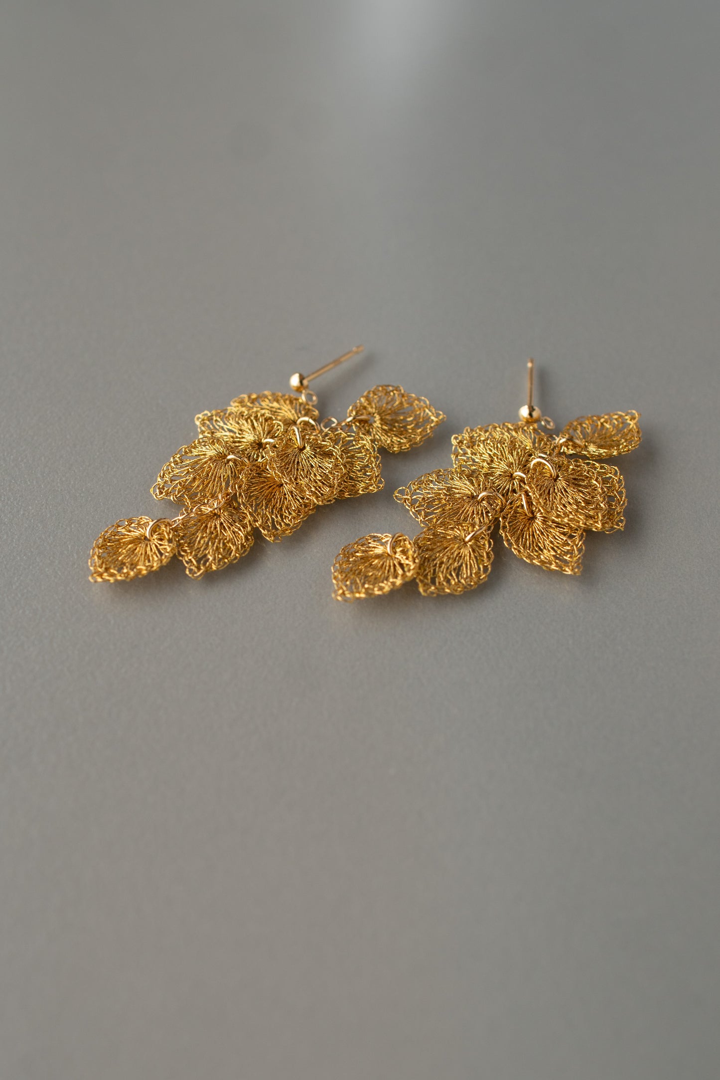 金の葉の耳飾り | 手押し本金糸 K18YG