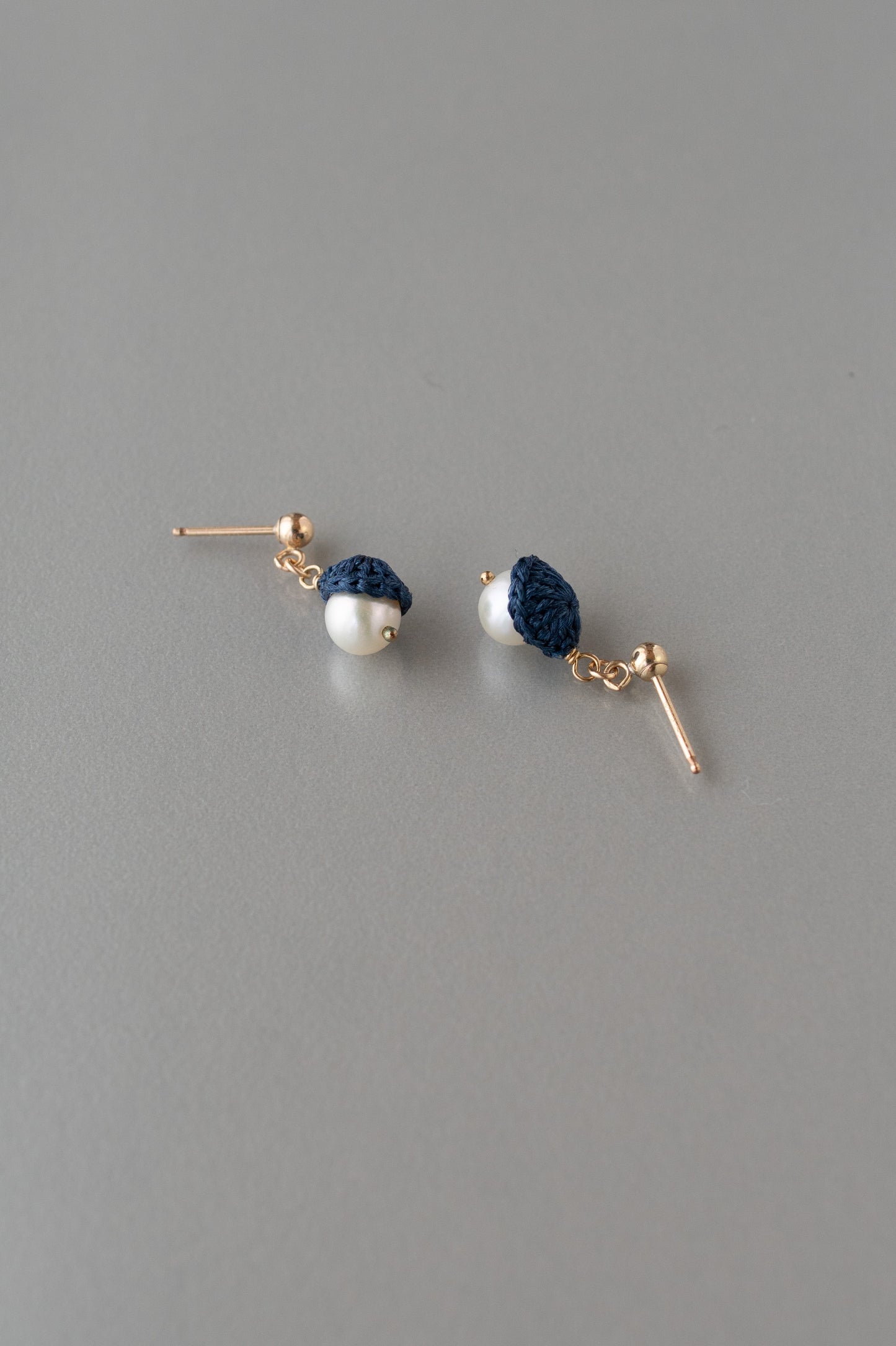 Small pearl earrings | Indigo