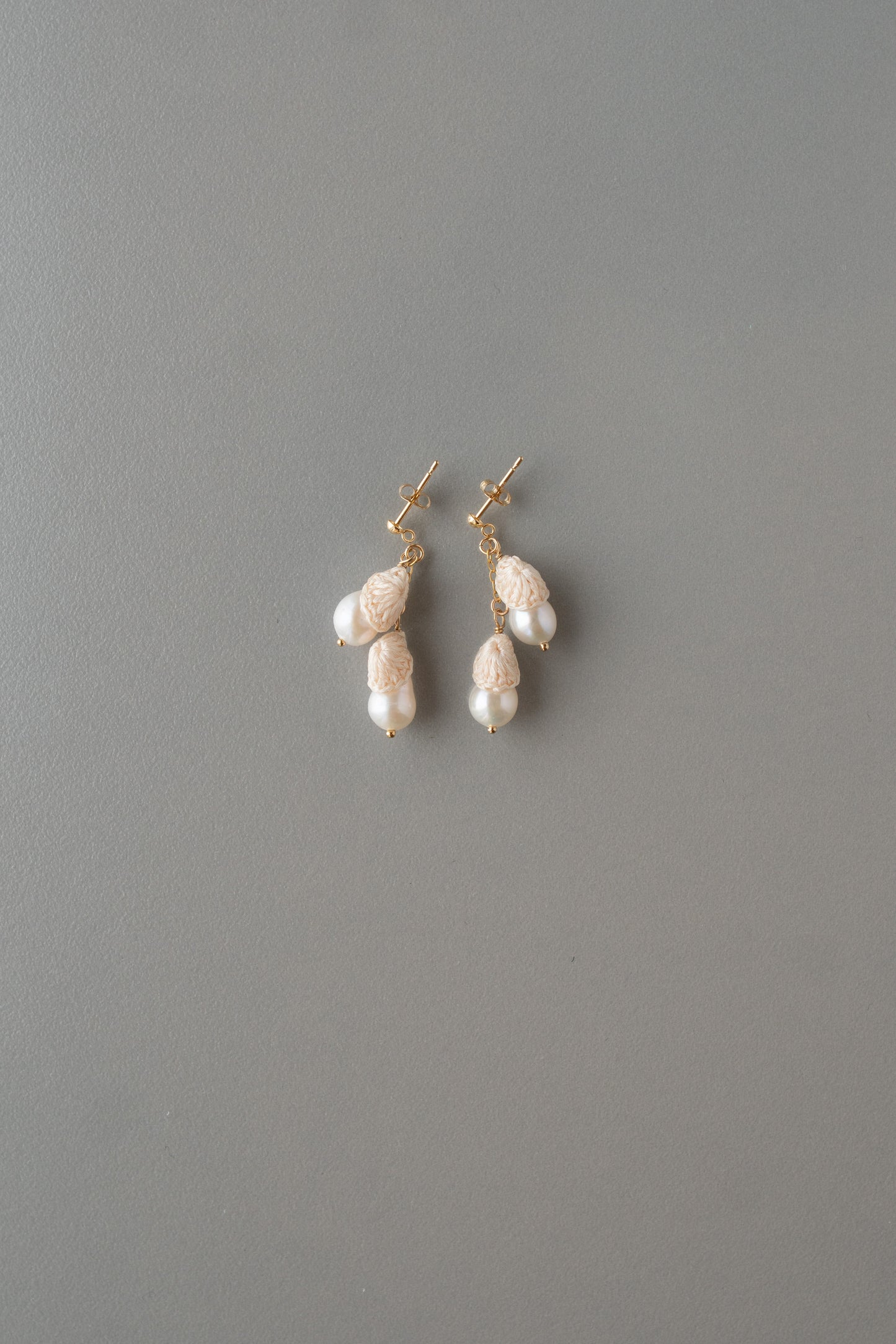 Cuddle pearl earrings | Unbleached