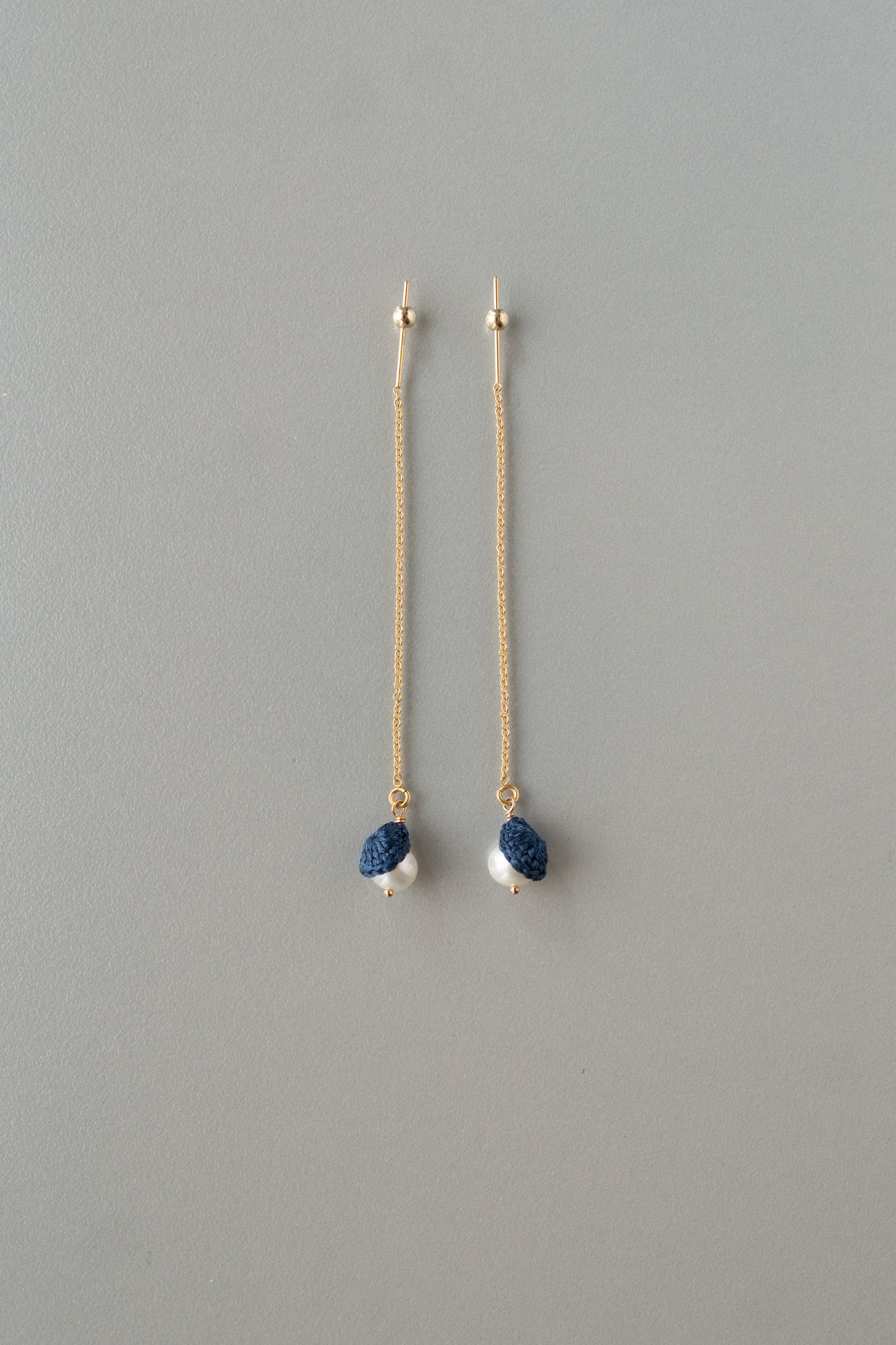 Small pearl chain earrings | Indigo