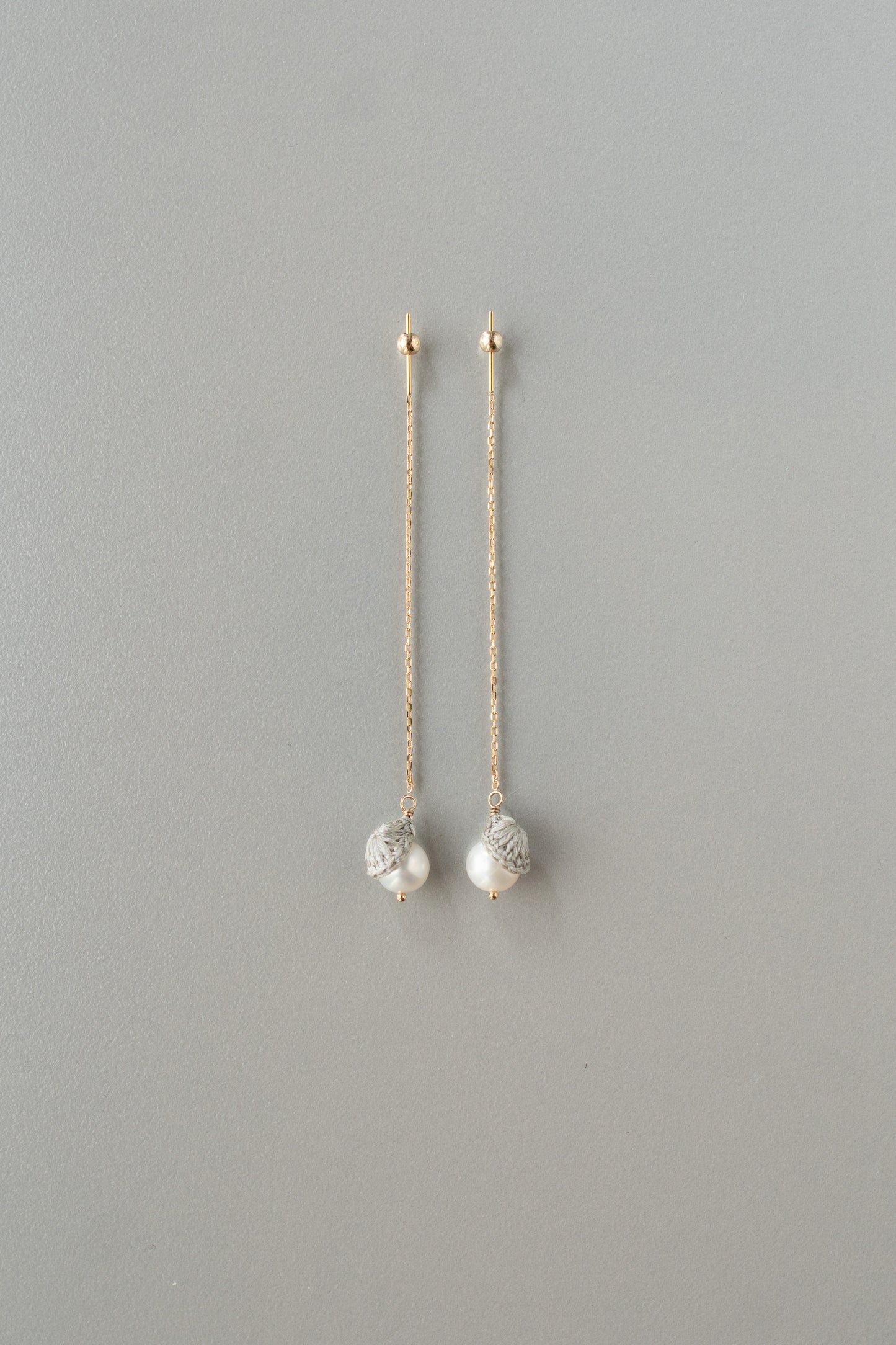 Small pearl chain earrings | Silver gray
