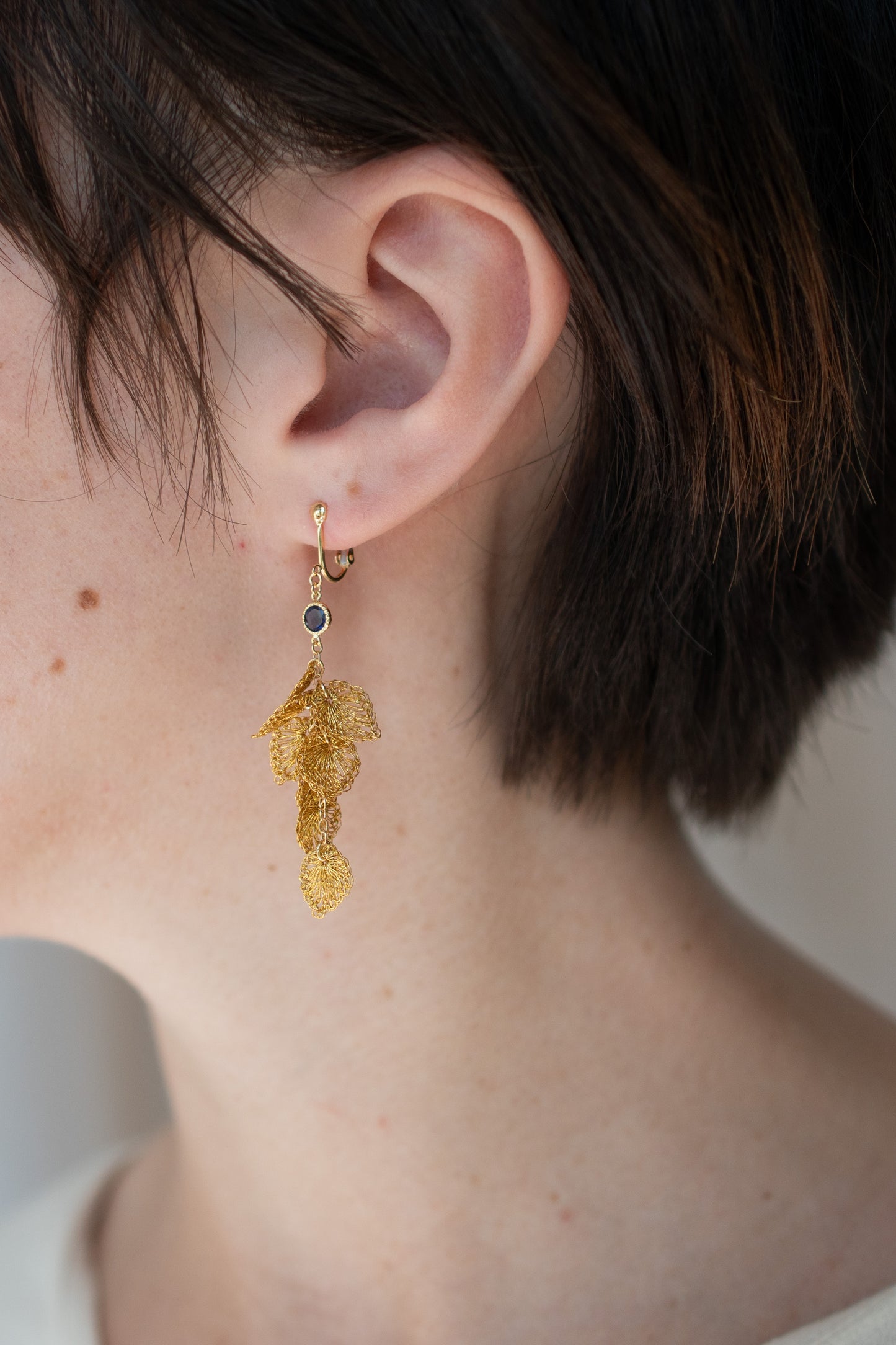 金の葉の耳飾り - アイオライト | 手押し本金糸 K18YG