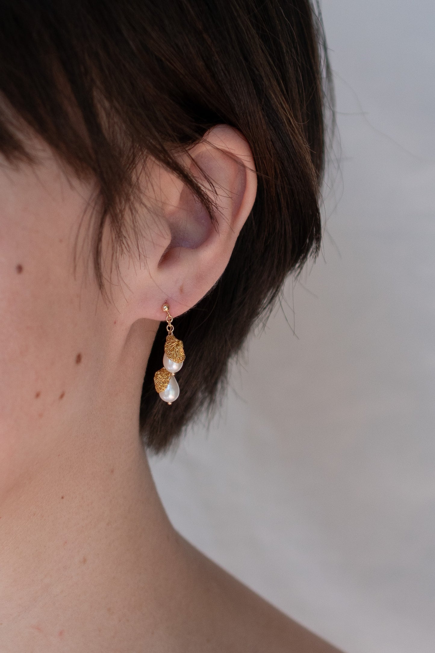 Cuddle pearl earrings | Hand-pressed genuine gold thread K18YG