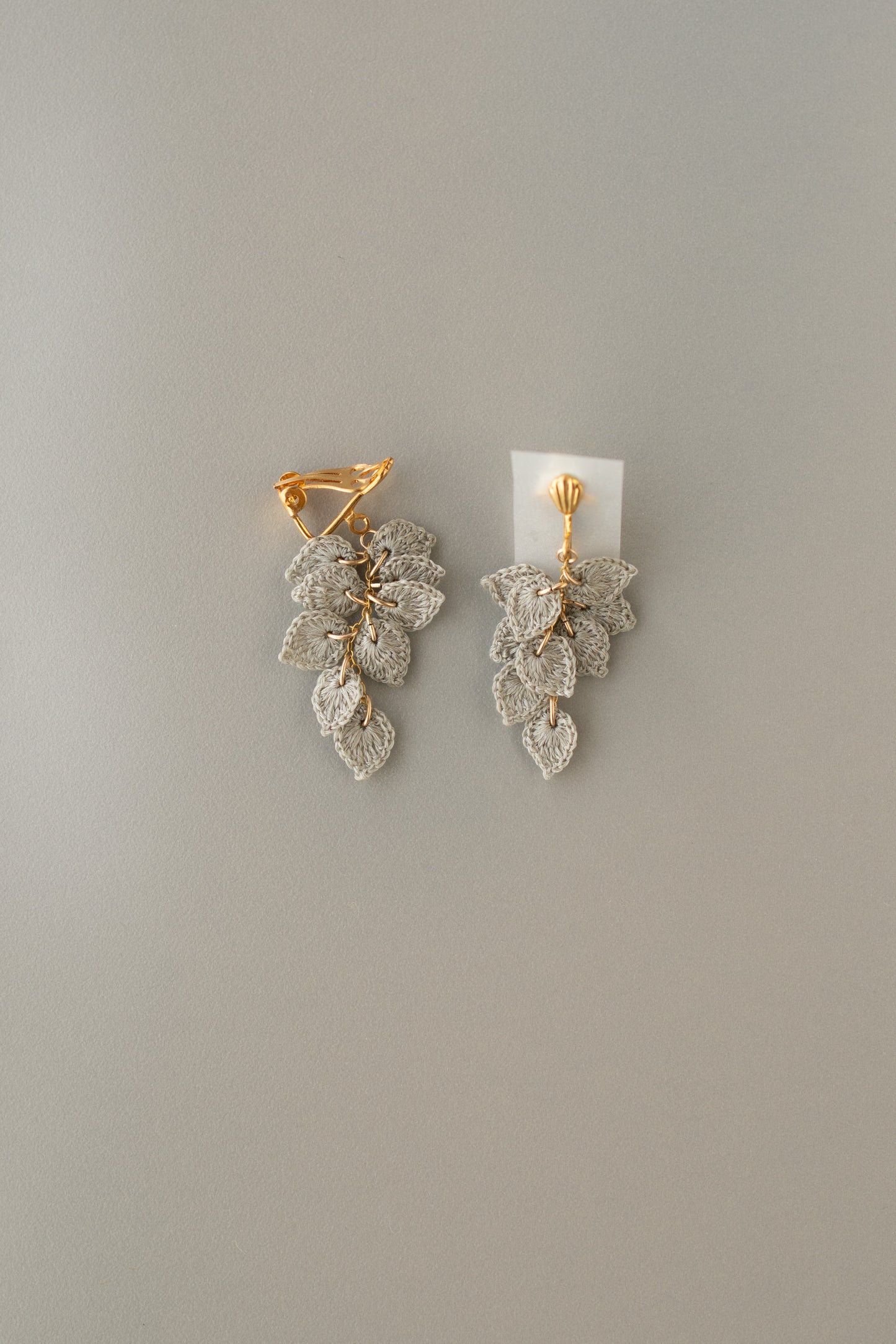 Leaf earrings Short | Silver gray