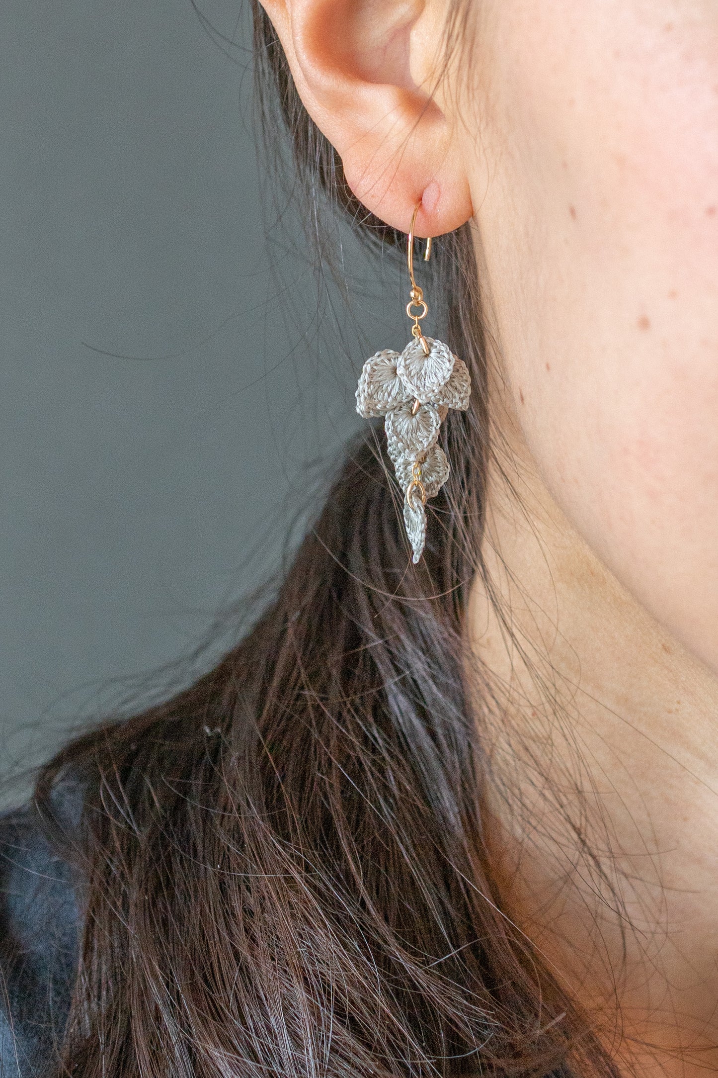 Leaf earrings Short | Silver gray