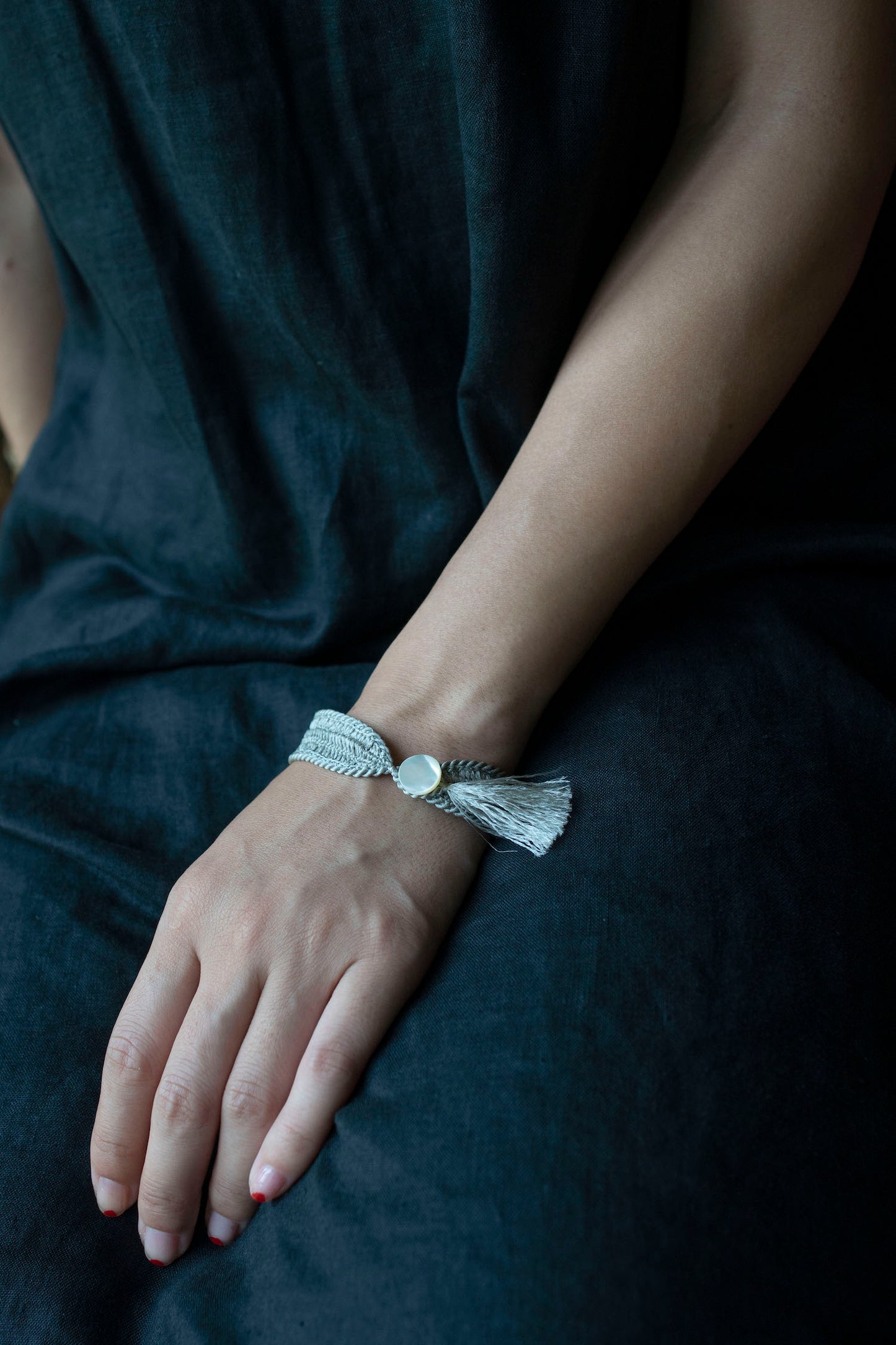 Takase shell bracelet | Silver gray