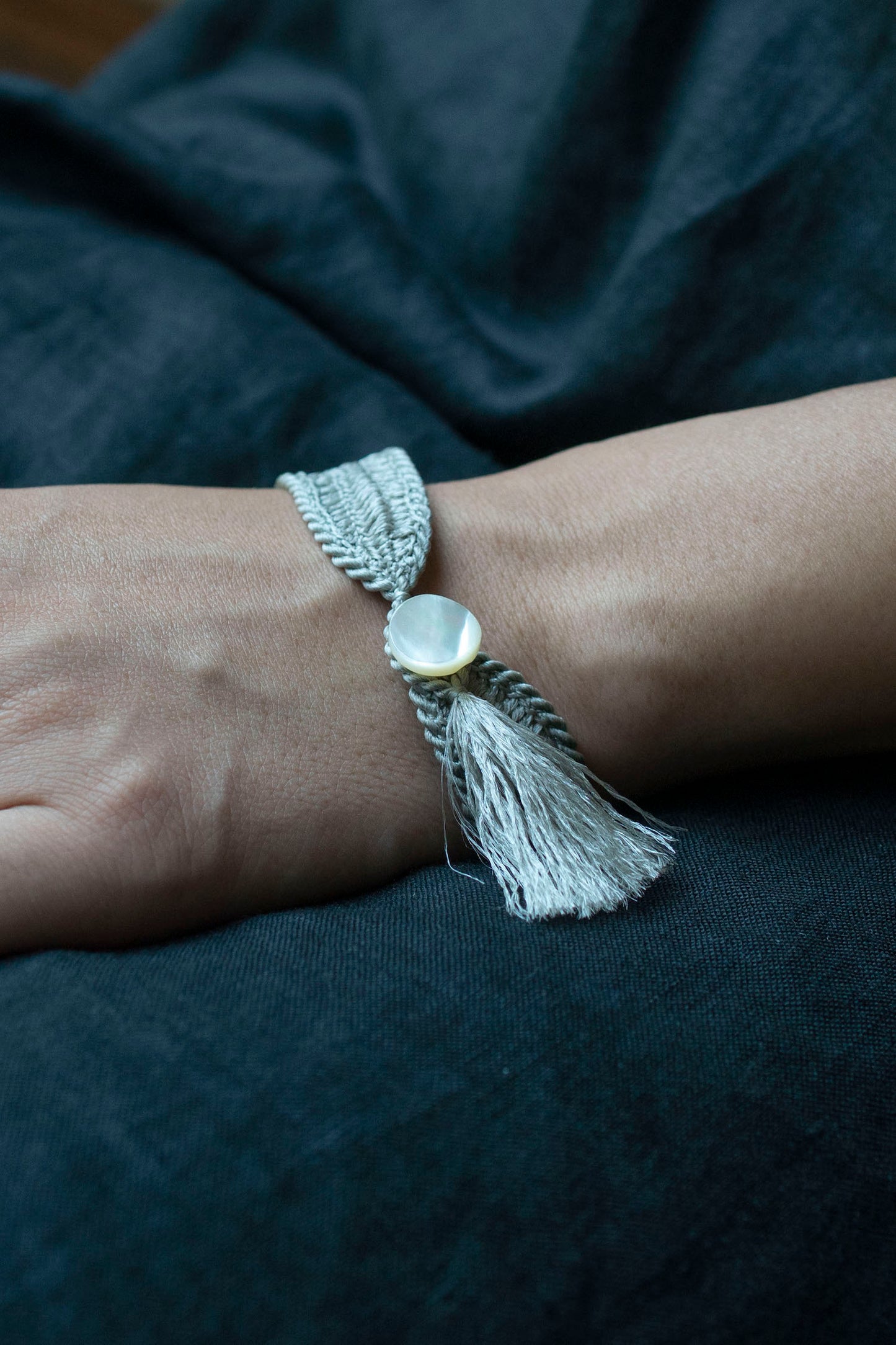 Takase shell bracelet | Silver gray