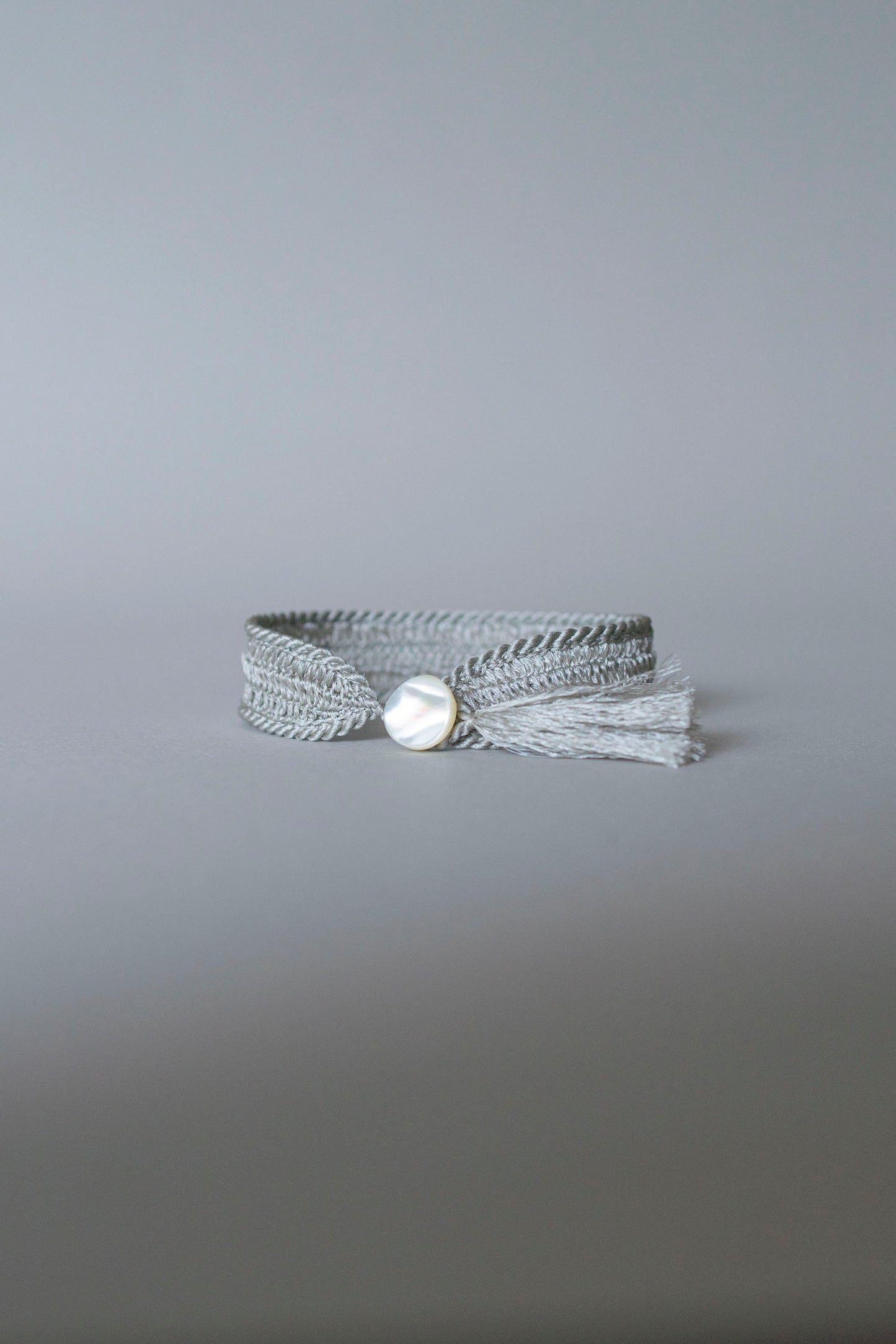 Takase shell bracelet | Silver gray