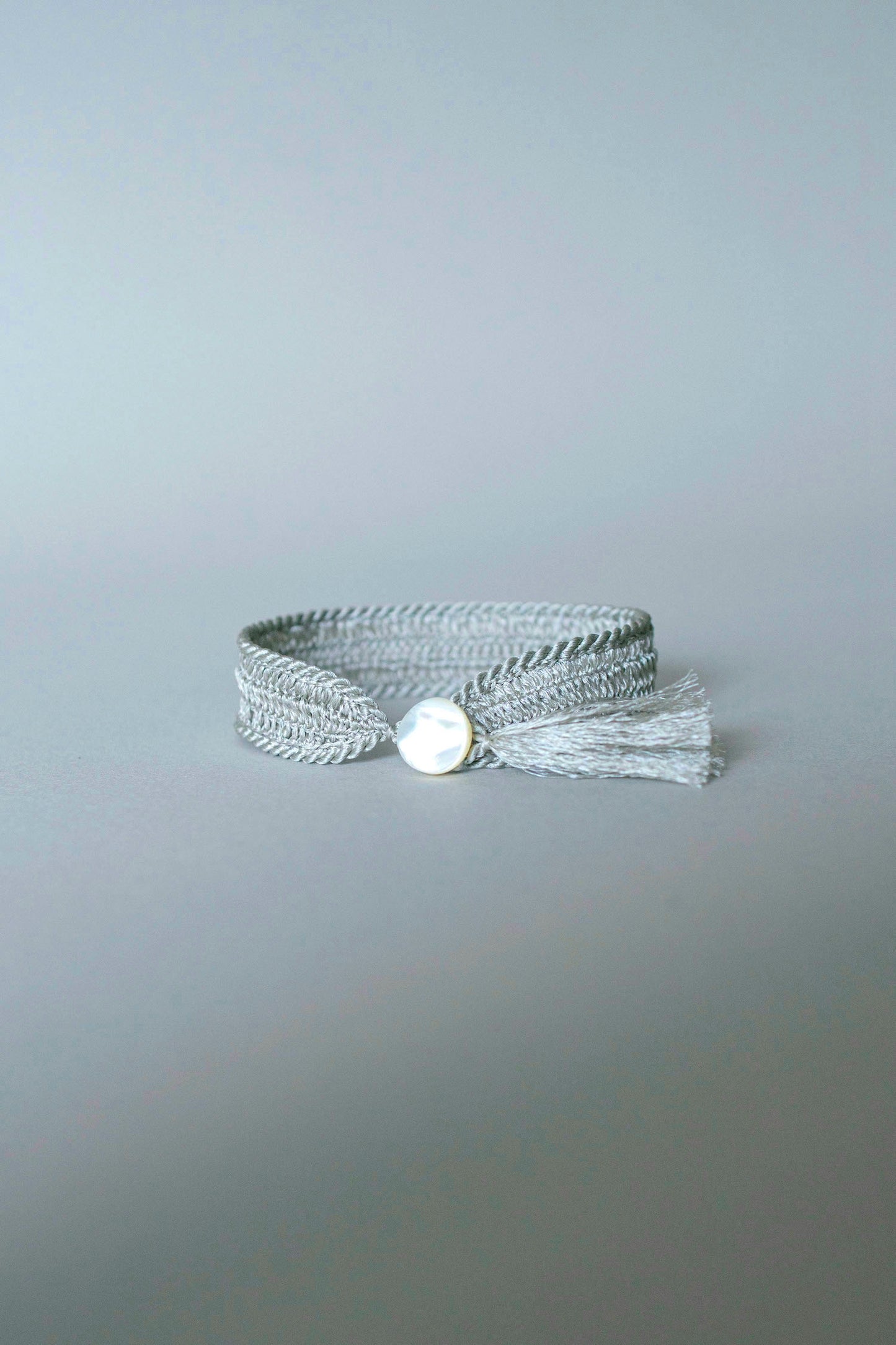 Takase shell bracelet | Silver gray