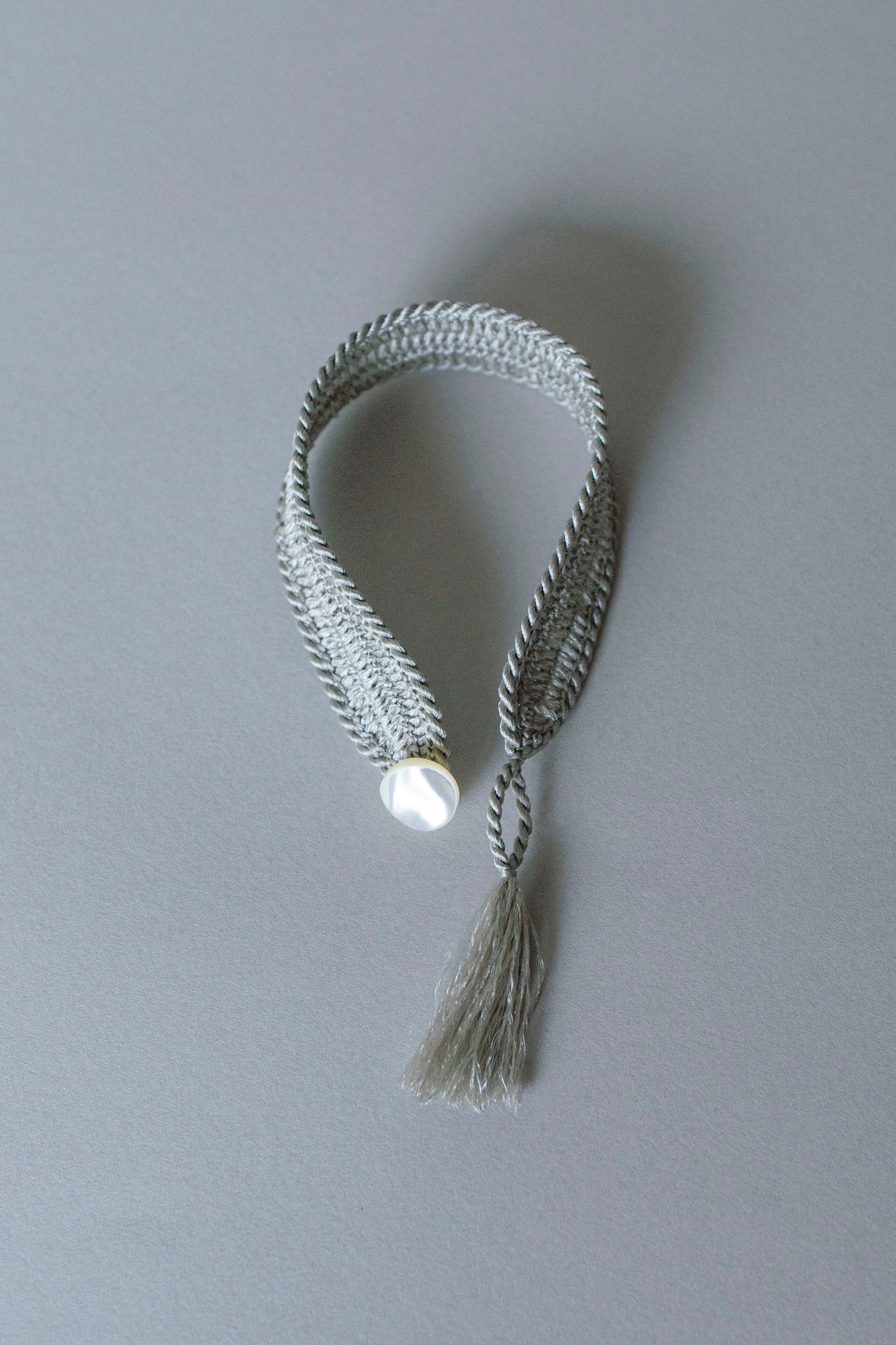高瀬貝ボタンの糸編みブレスレット | 銀灰色