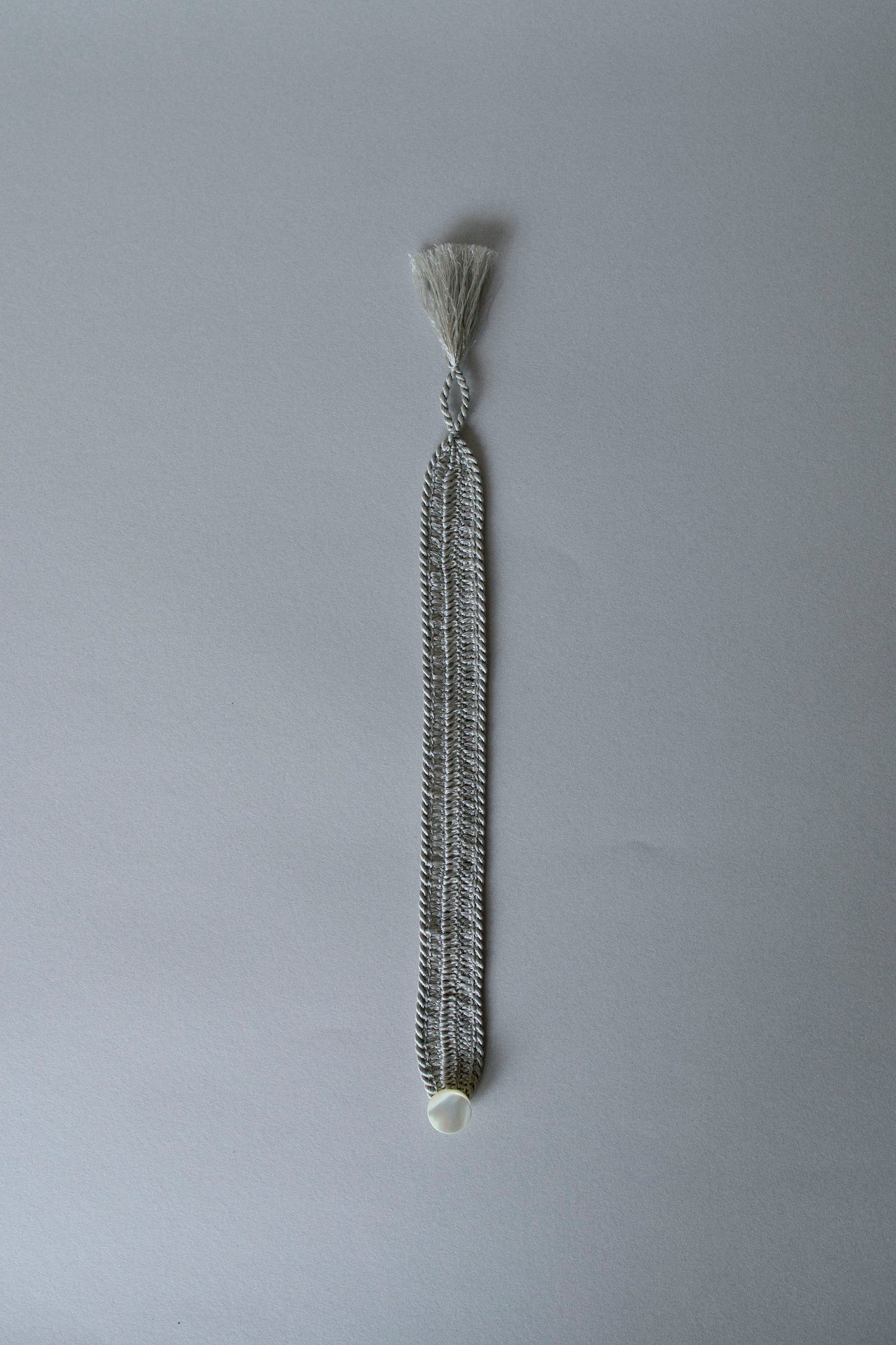 高瀬貝ボタンの糸編みブレスレット | 銀灰色