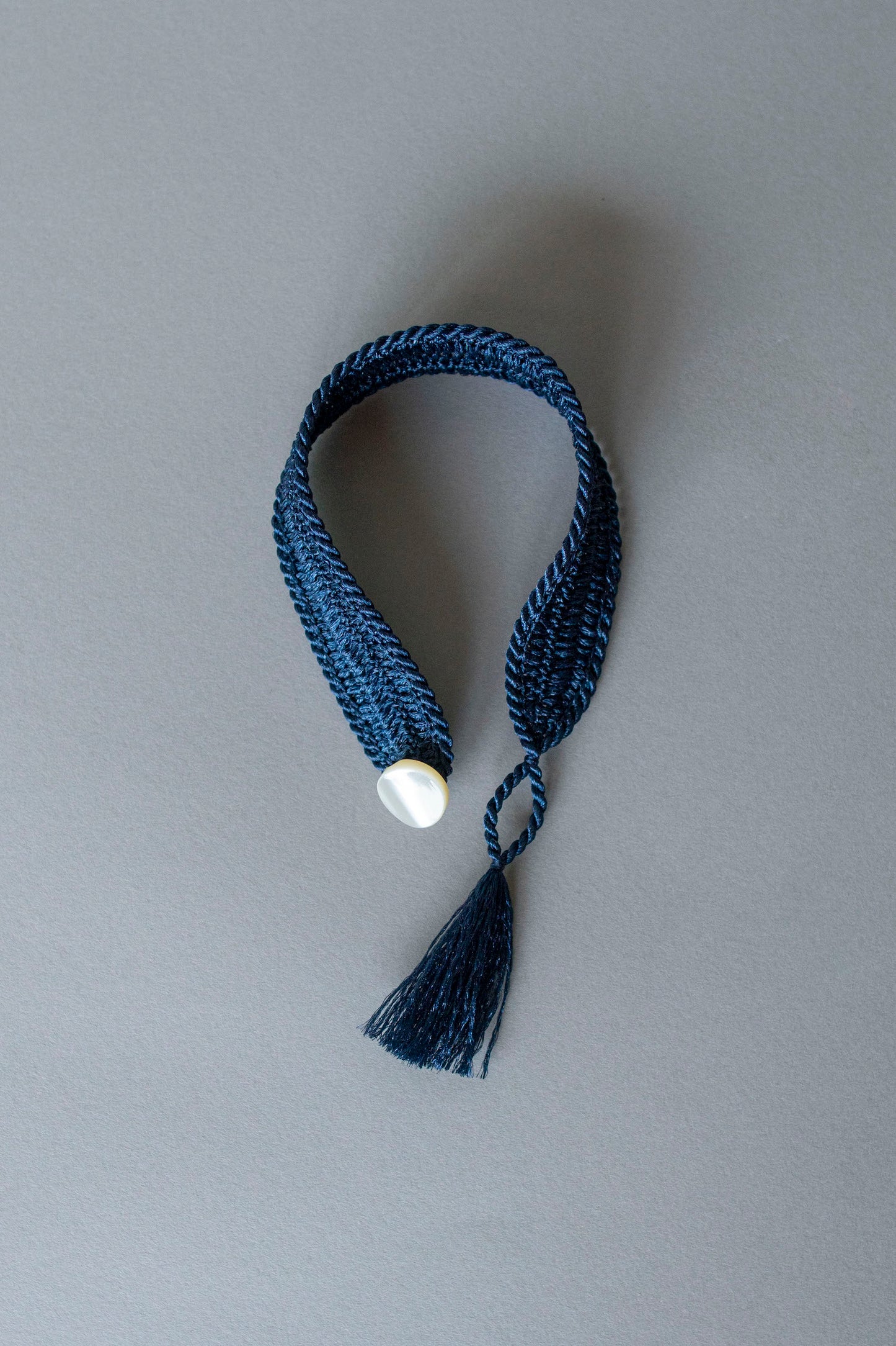 高瀬貝ボタンの糸編みブレスレット | 藍