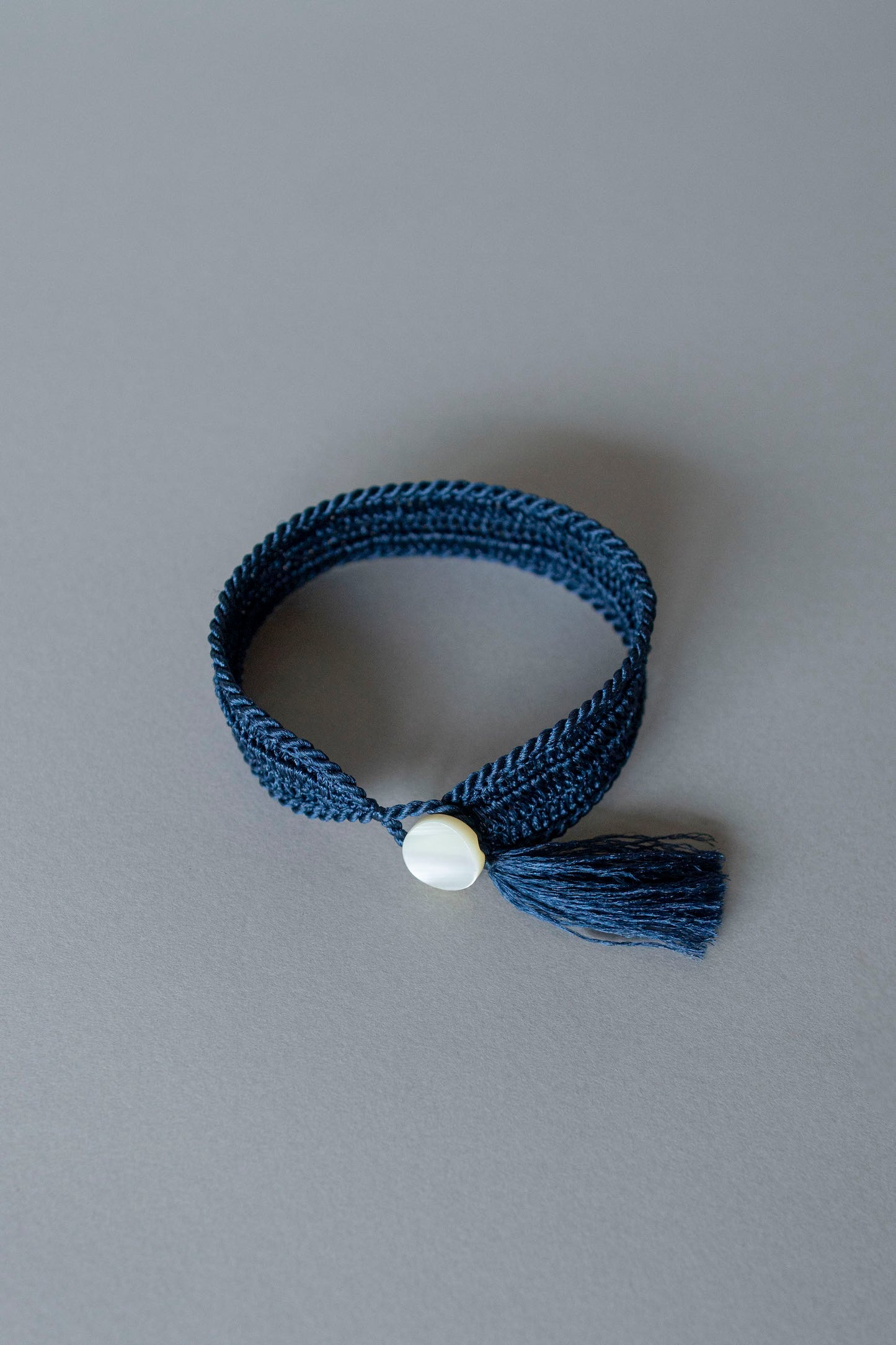 高瀬貝ボタンの糸編みブレスレット | 藍