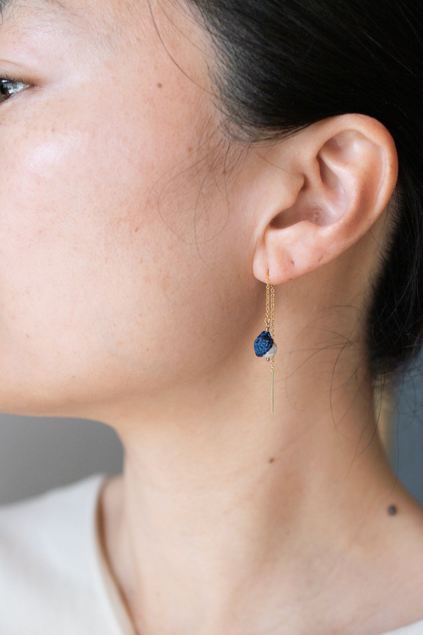Small pearl chain earrings | Indigo