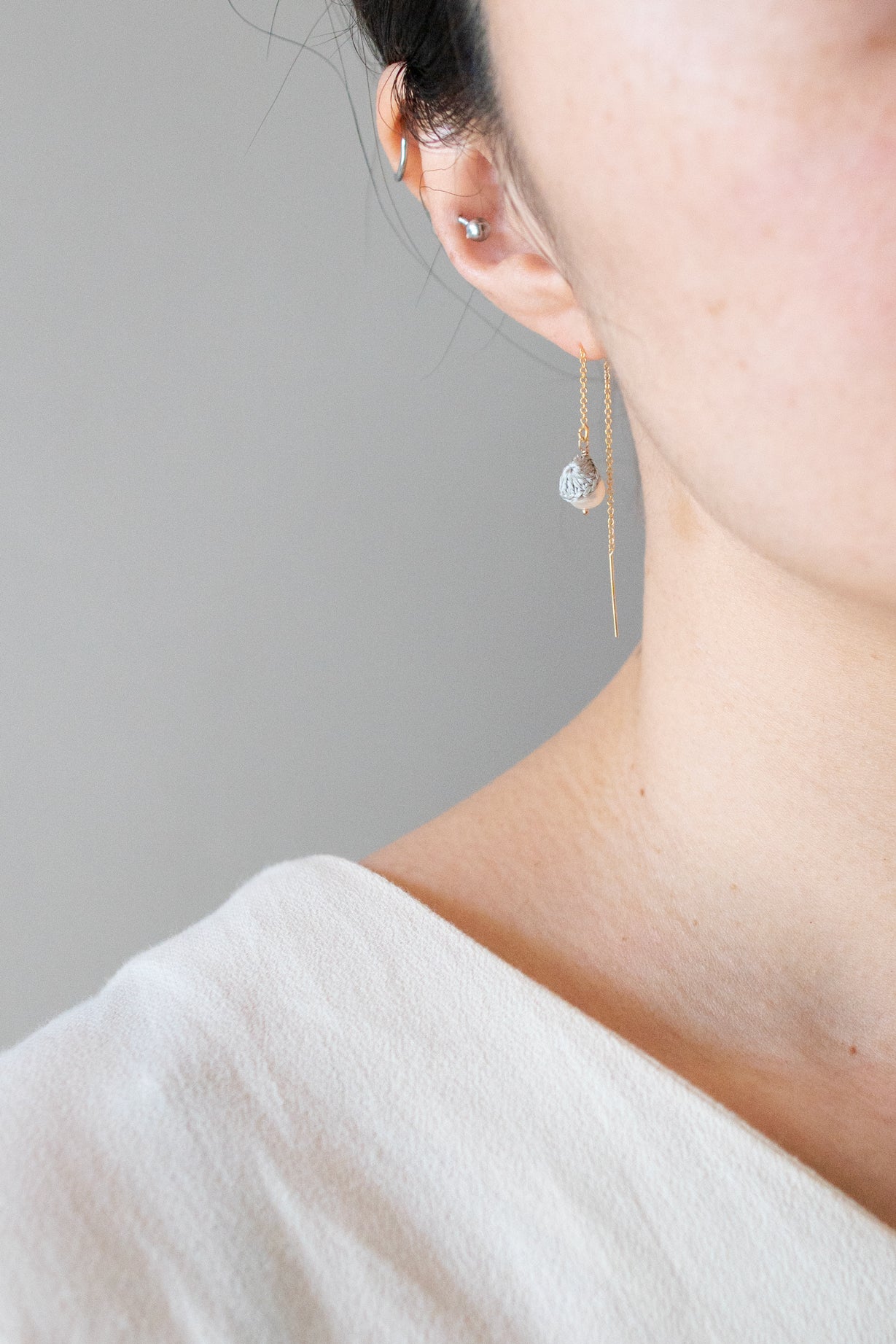 Small pearl chain earrings | Silver gray