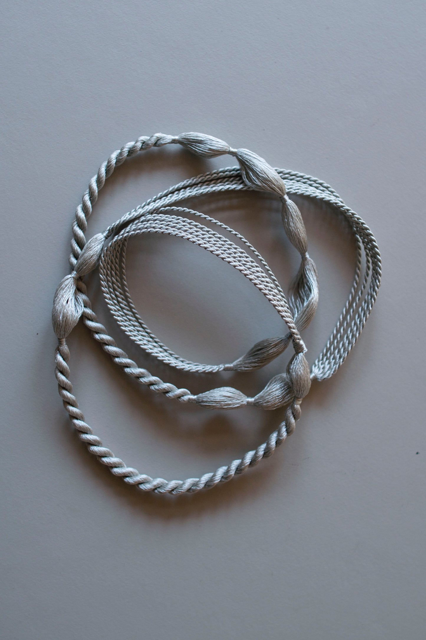 循環ロングネックレス | 銀灰色